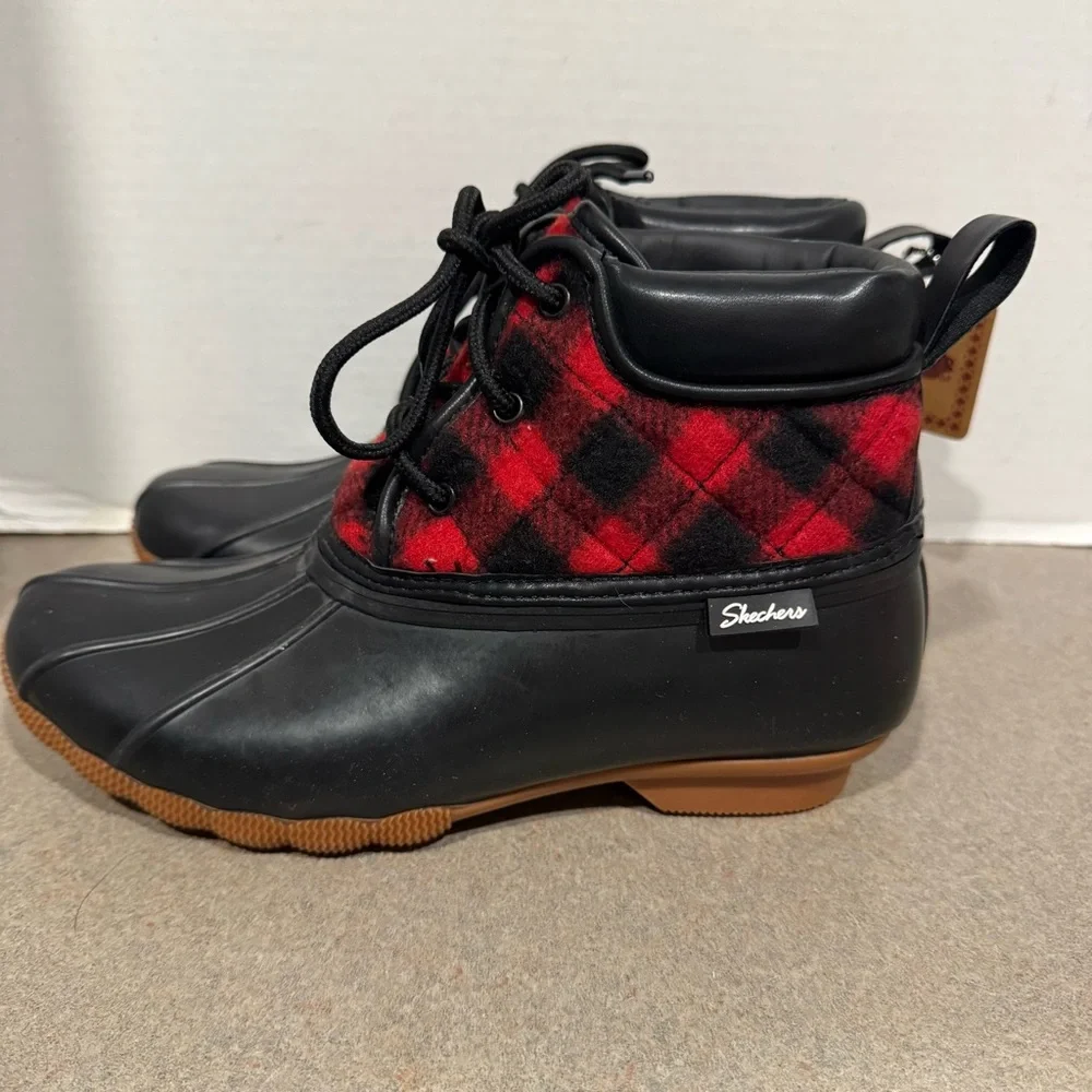 Skechers Women’s Black Red Pond Good-Plaid Duck Boots Size 8